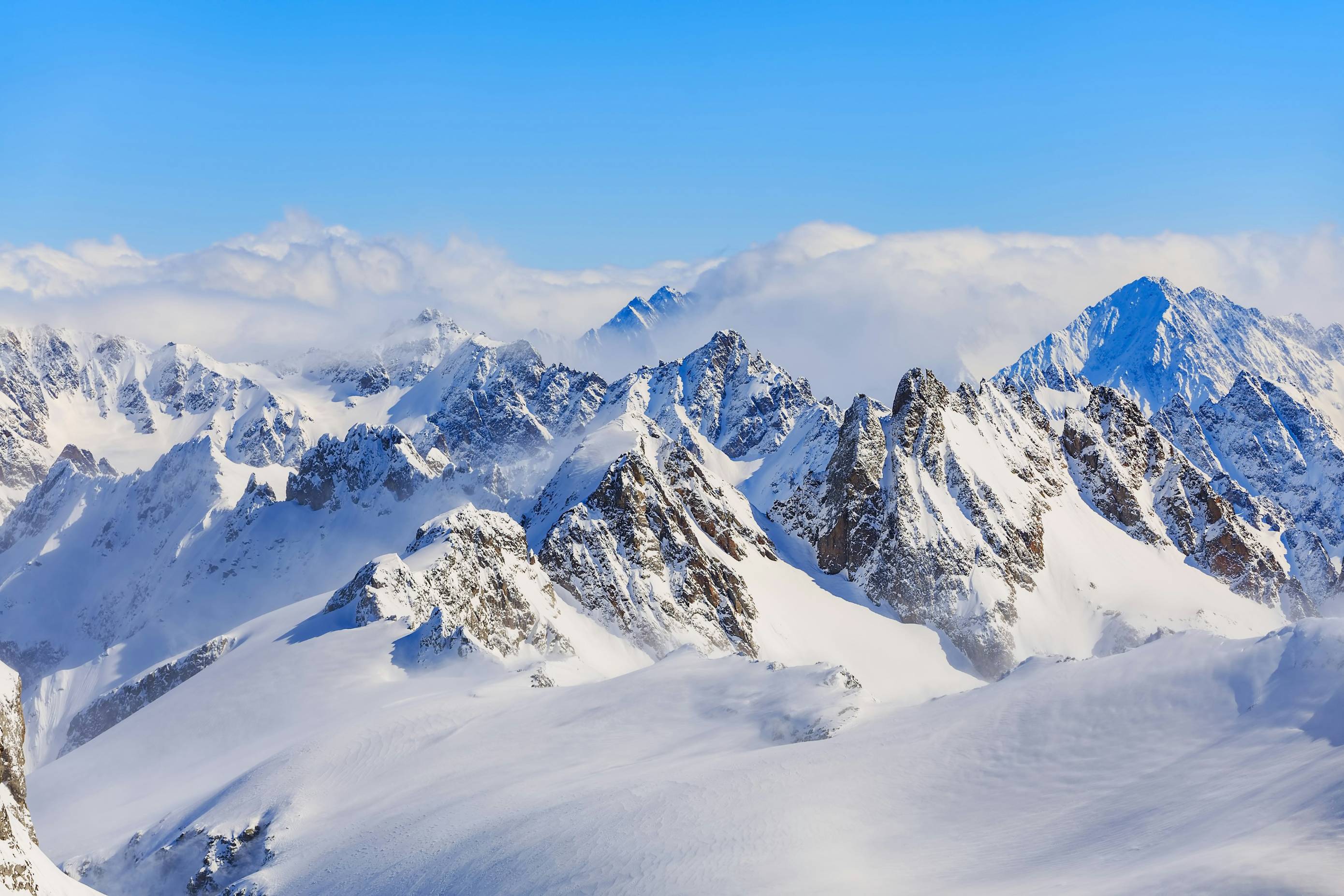 白天白雪皑皑的山峰