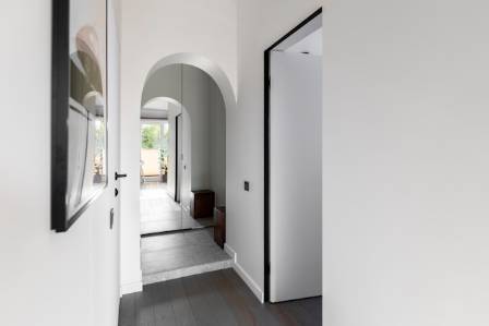 Stunning Ways To Fill An Awkward Corner In Your Entryway